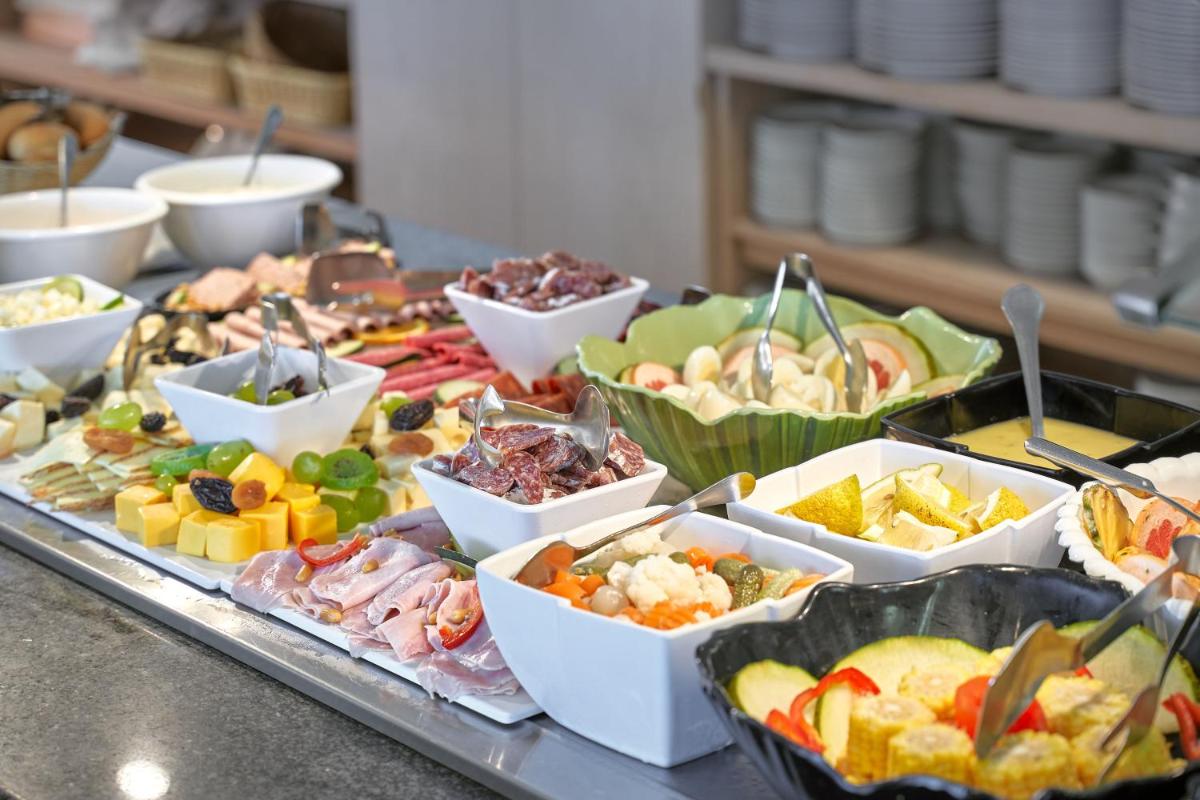 Comida en o cerca de este hotel