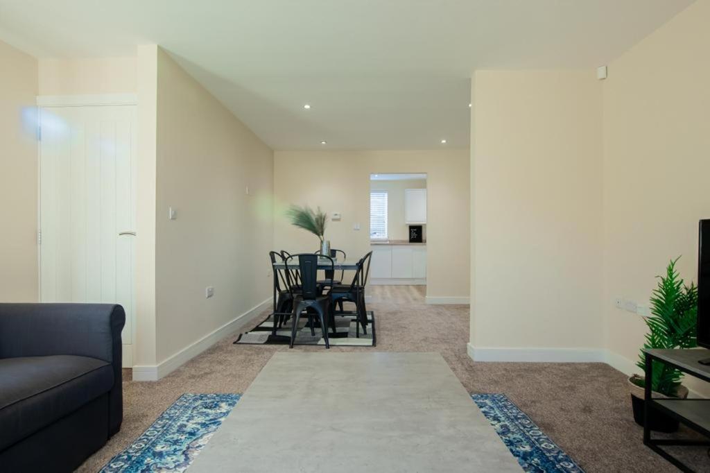 3-Bed, 2 bathroom Detached House - Housity