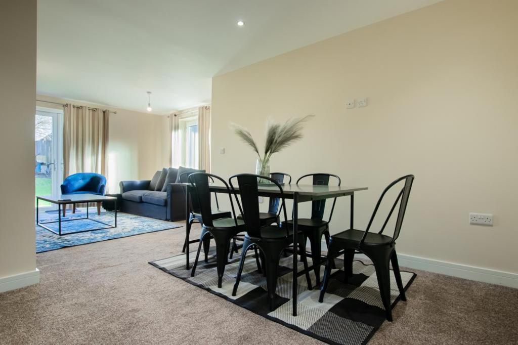 3-Bed, 2 bathroom Detached House - Housity
