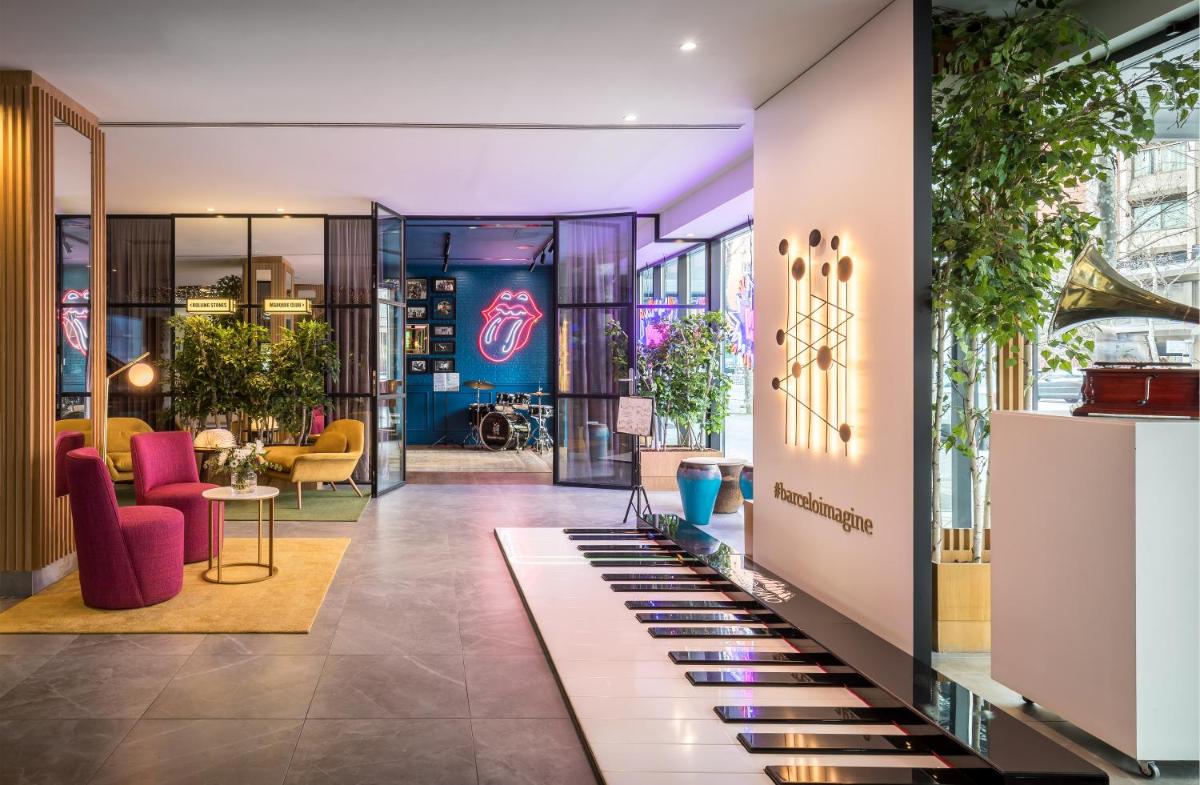 un vestíbulo de una tienda con muebles y plantas rosas en Barceló Imagine, en Madrid