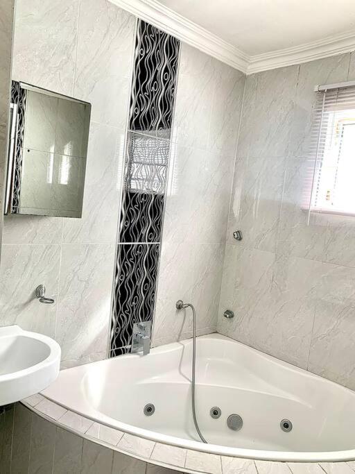 Suitetrails - Awesome Sea views! House near Zimbali