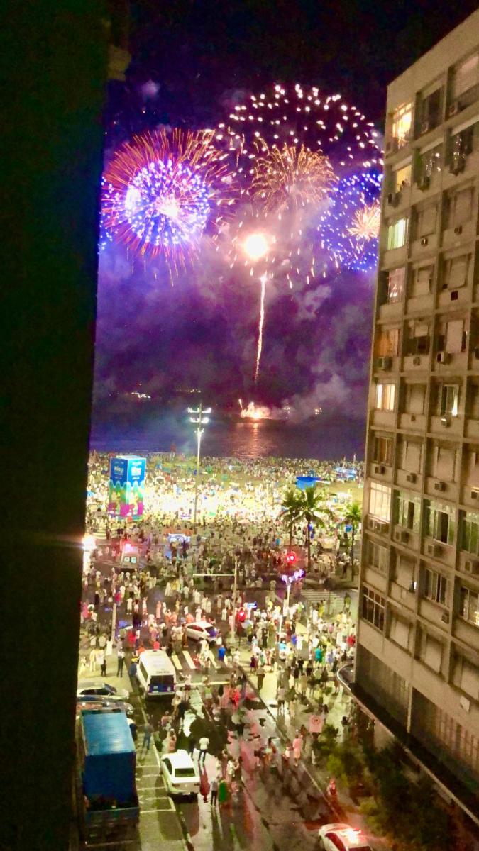 Apartamento Copacabana Vista Mar, quadra da praia. - Housity