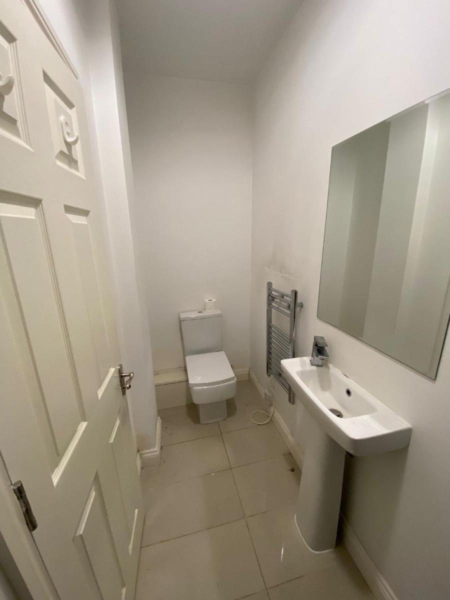 Comfortable Apartment w/ Free Parking + Private Bathroom - Housity