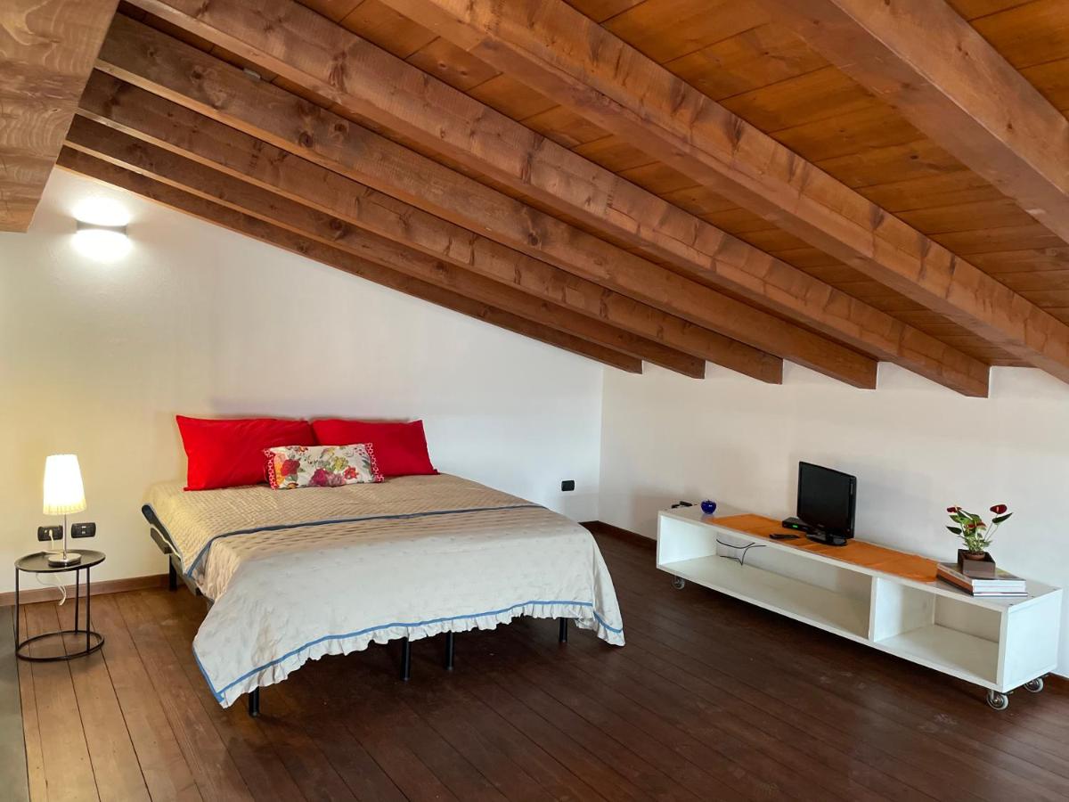 WINE AND LAKE 2 - Housity