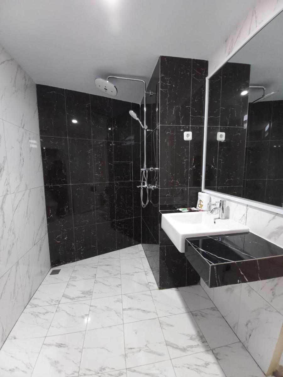 Suitetrails - Grand Avira Hotel