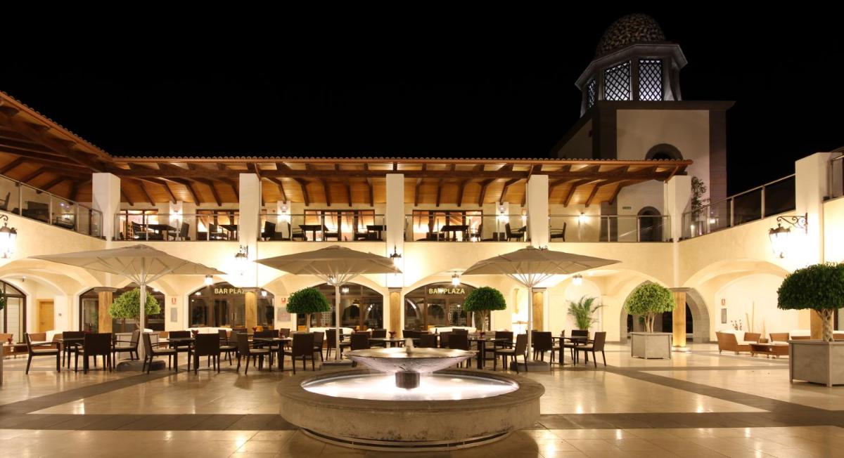 Un restaurante o sitio para comer en Hotel Suite Villa Maria
