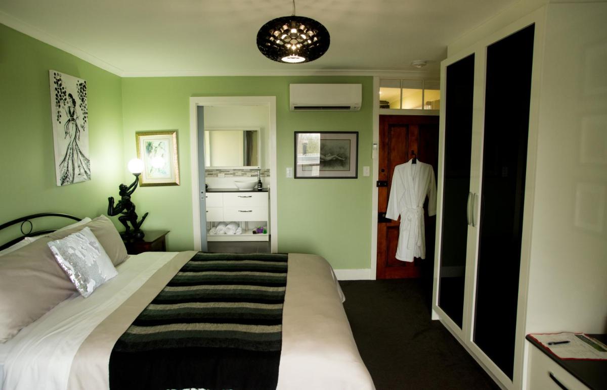 Kinsellas Water Views - Housity