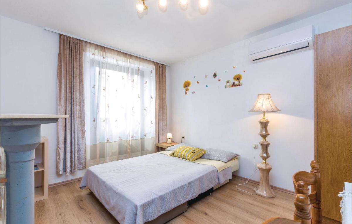 Amazing Apartment In Bakar With Kitchen - Housity