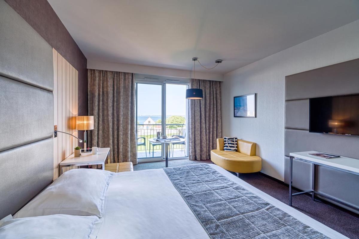 une chambre d'hôtel avec un lit et un balcon dans l'établissement Thalasso Concarneau Spa Marin Resort, à Concarneau 37 autres photos