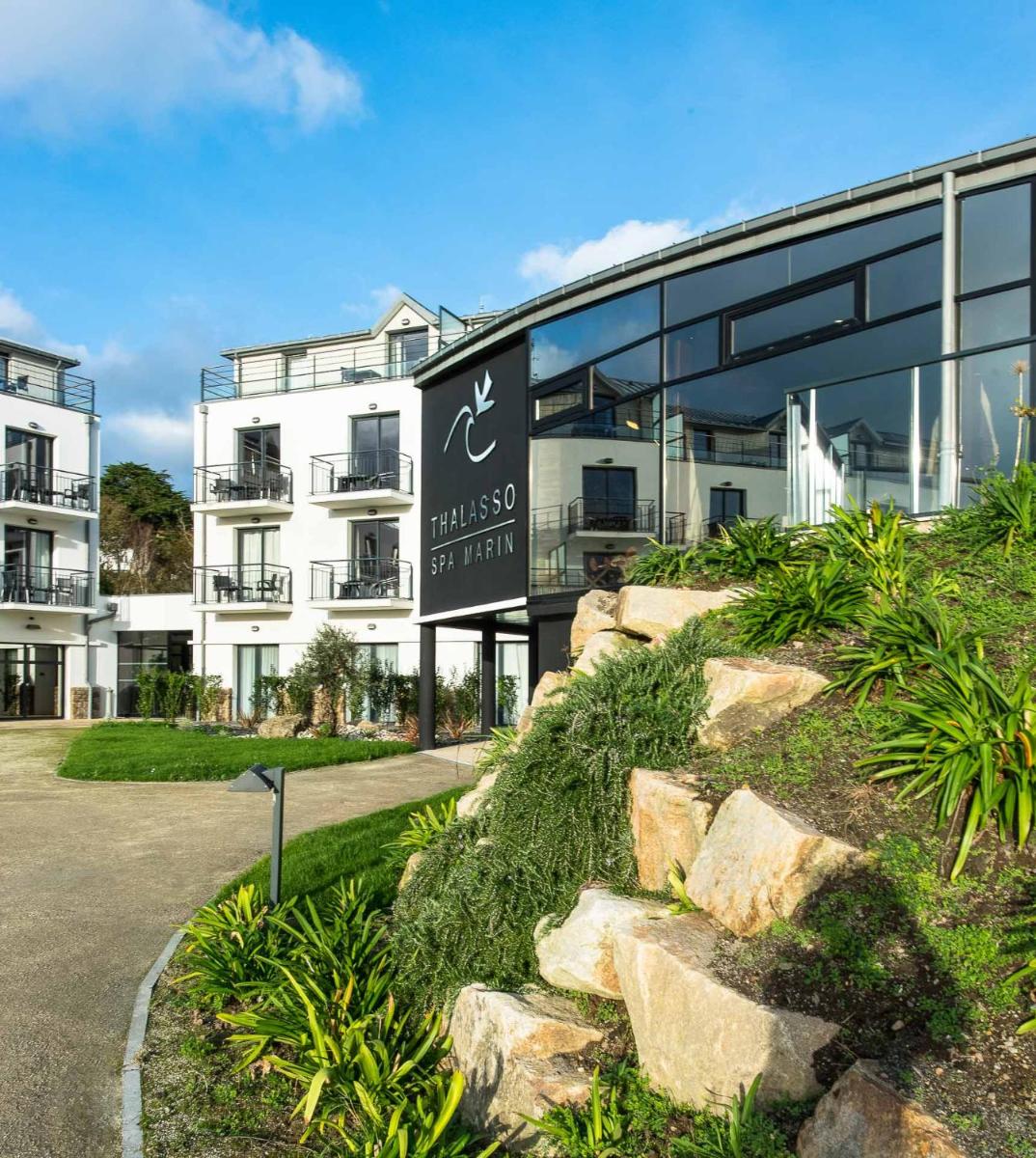 un bâtiment avec une enseigne devant lui dans l'établissement Thalasso Concarneau Spa Marin Resort, à Concarneau