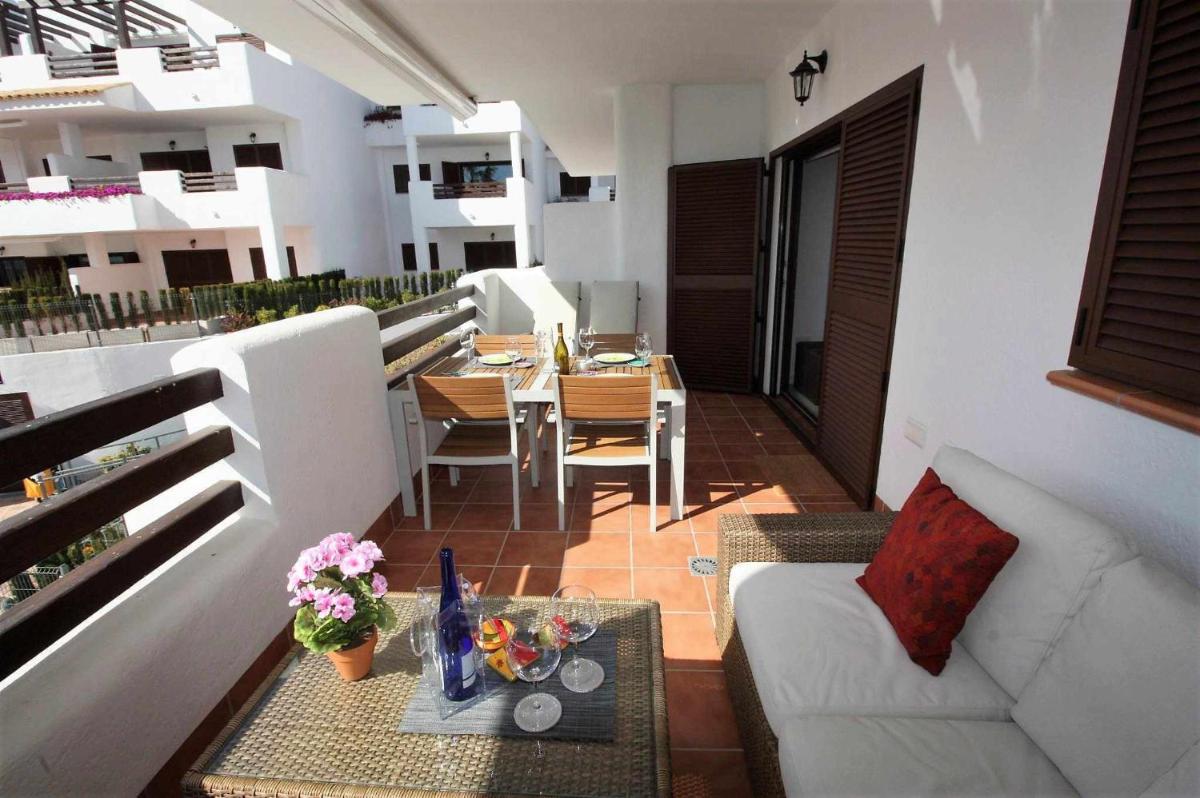 Casa Serena elegante apartamento con balcón y piscina comunitaria - Housity