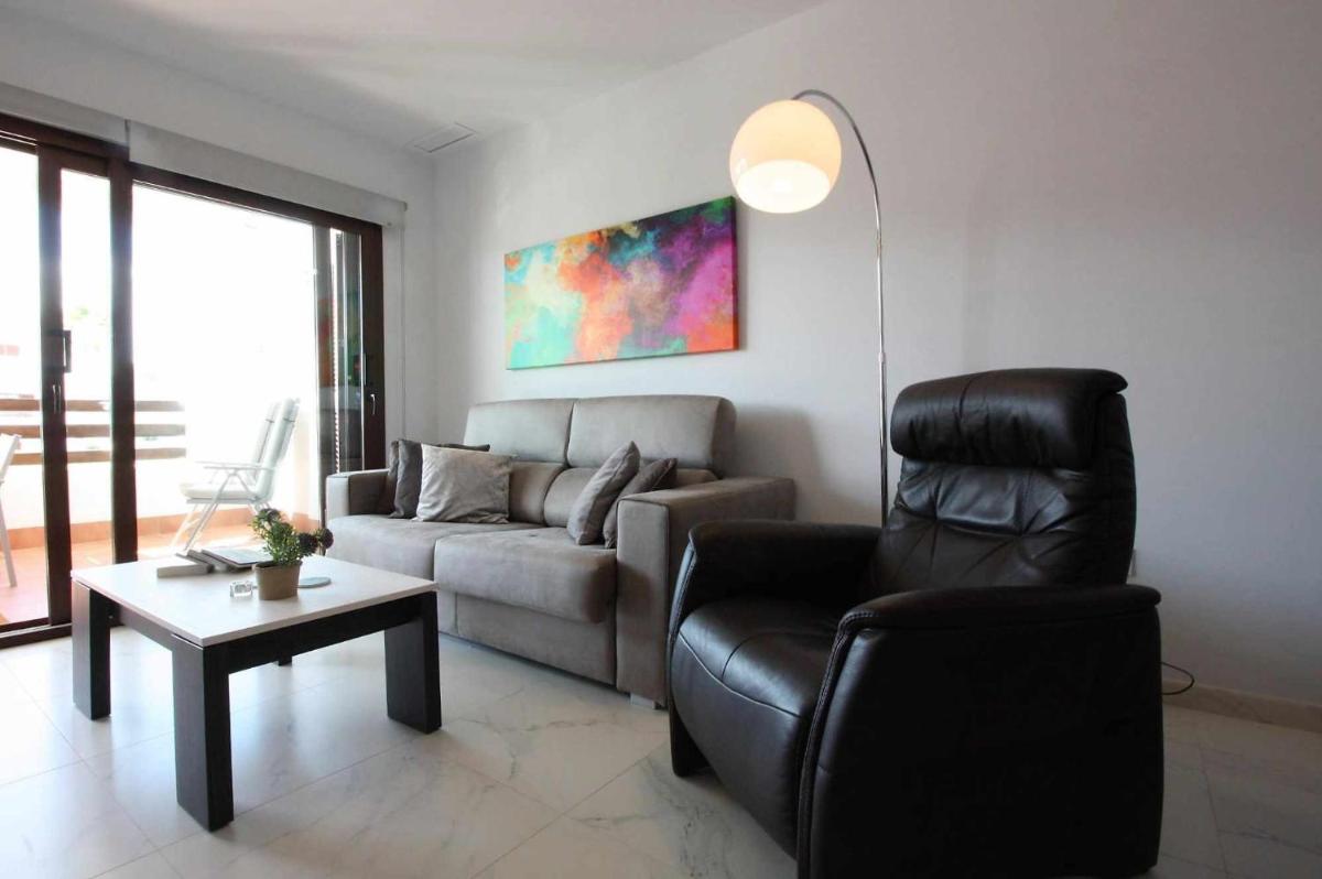Casa Serena elegante apartamento con balcón y piscina comunitaria - Housity