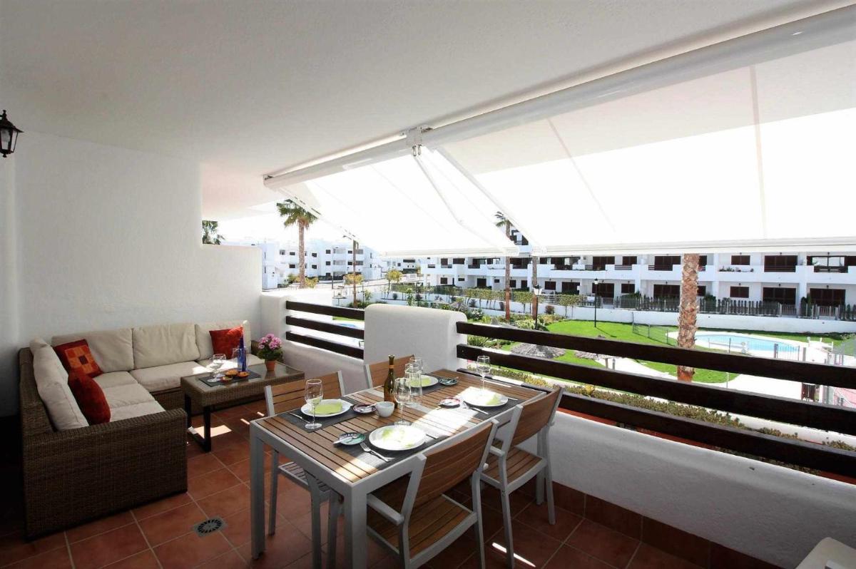 Casa Serena elegante apartamento con balcón y piscina comunitaria - Housity