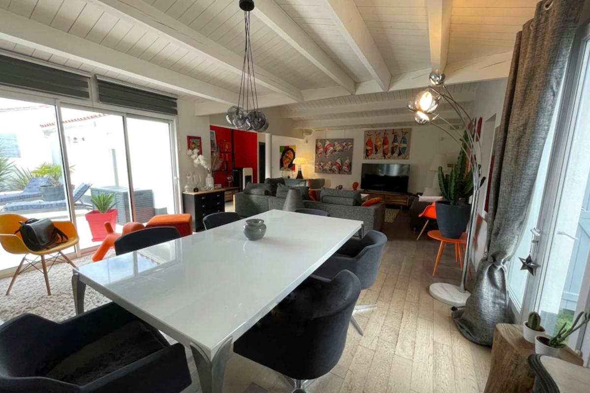 Sumptuous And Spacious House With Pool - Housity