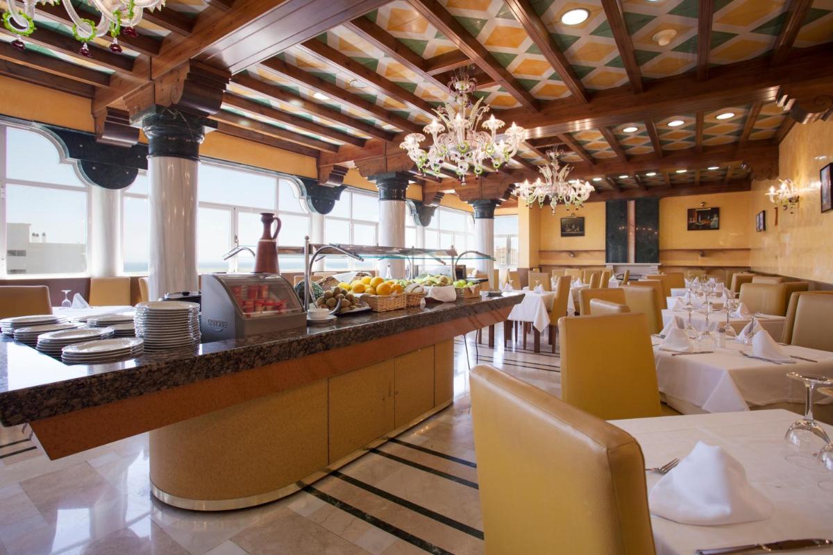 Un restaurante o sitio para comer en Fénix Torremolinos - Adults Only Recommended