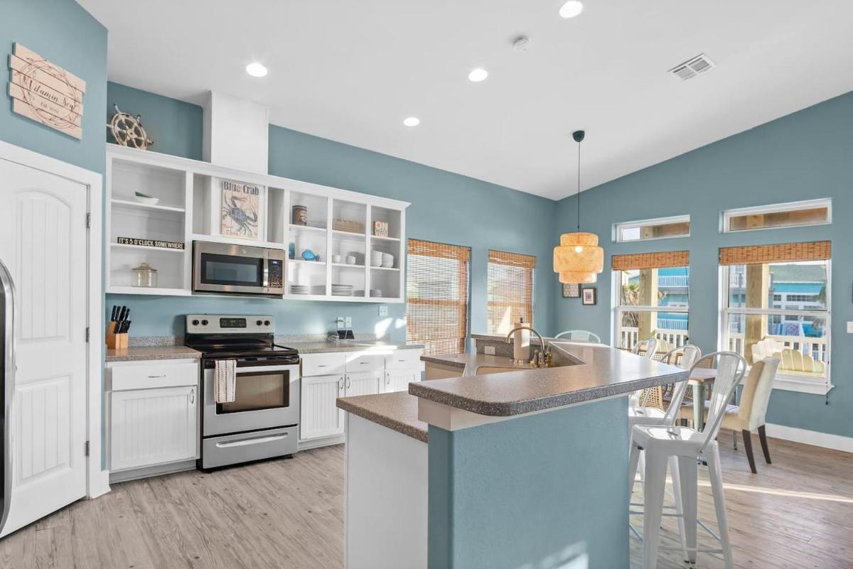 New 5 BDRM W/Pool, Observation Deck Walk to Beach! - Housity