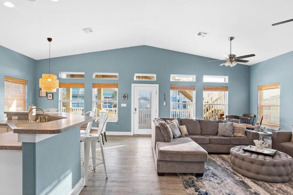 New 5 BDRM W/Pool, Observation Deck Walk to Beach! - Housity