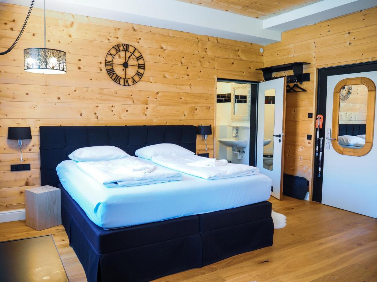 Ein Bett oder Betten in einem Zimmer der Unterkunft Design Hotel ALPENLIEBE - - - - Boutique-Flair - - - -