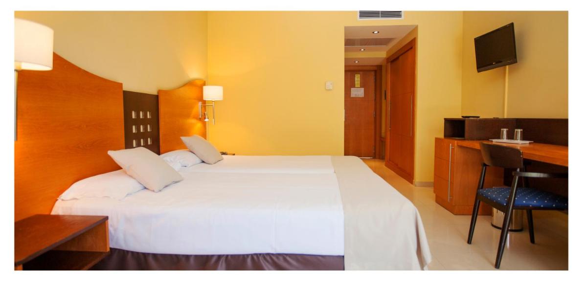 Cama o camas de una habitación en Hotel LIVVO Costa Taurito & Aquapark