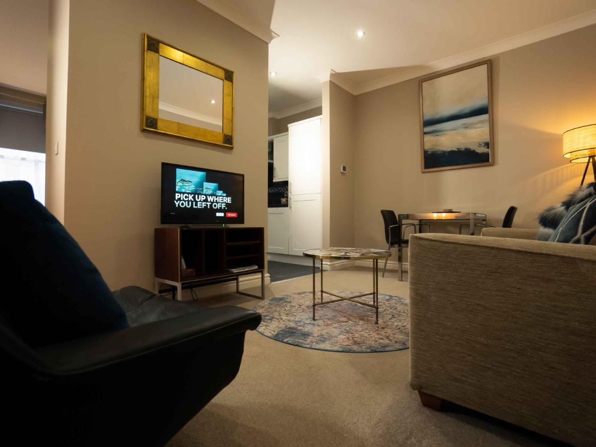 Pass the Keys Stones Throw Apartment, South Cliff, Scarborough - Housity