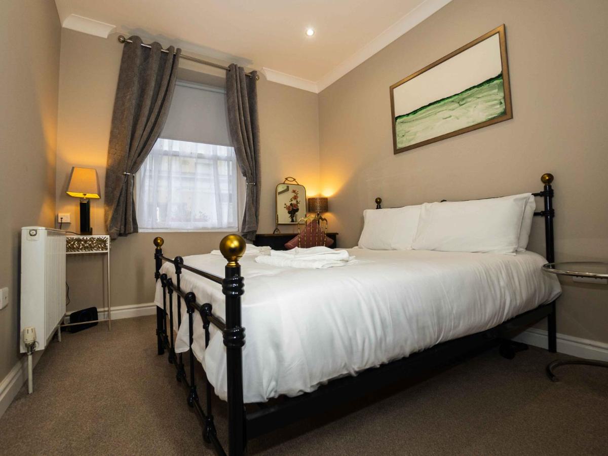 Pass the Keys Stones Throw Apartment, South Cliff, Scarborough - Housity