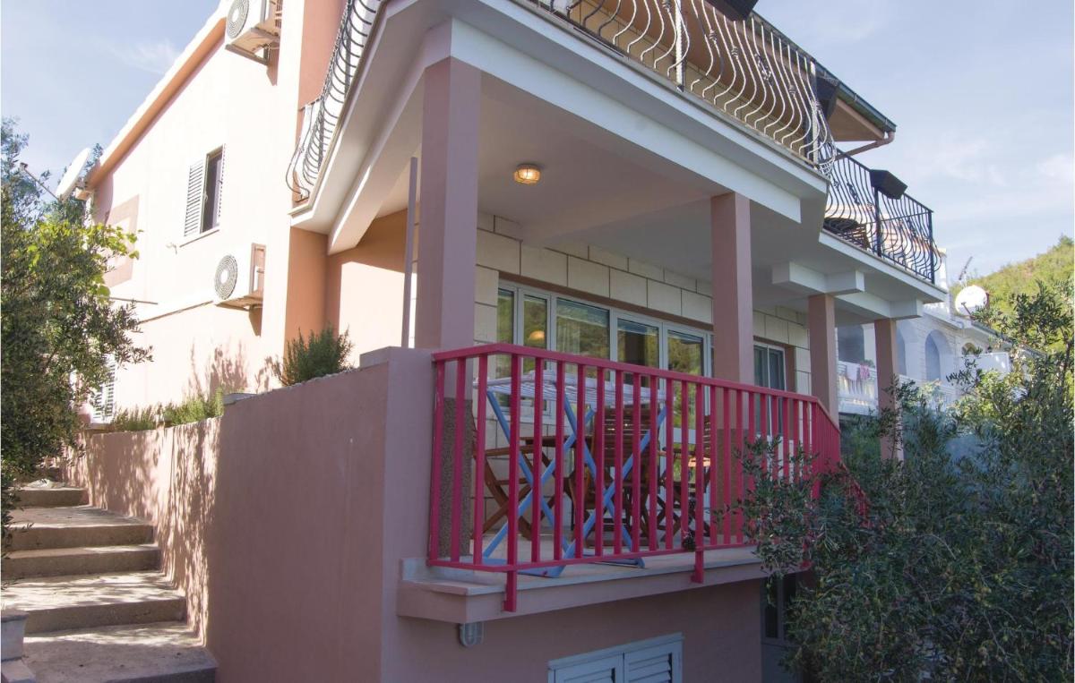 3 Bedroom Gorgeous Apartment In Blato - Housity