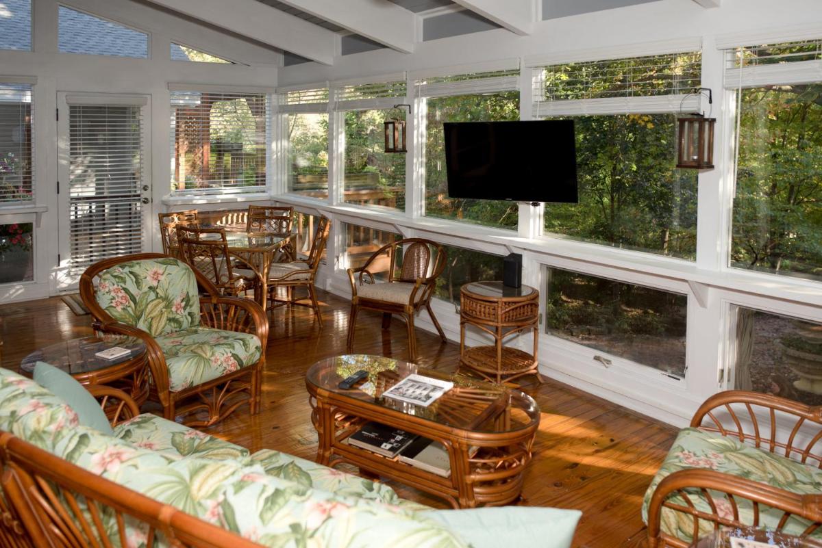 Dickson Street Bed & Breakfast - Housity