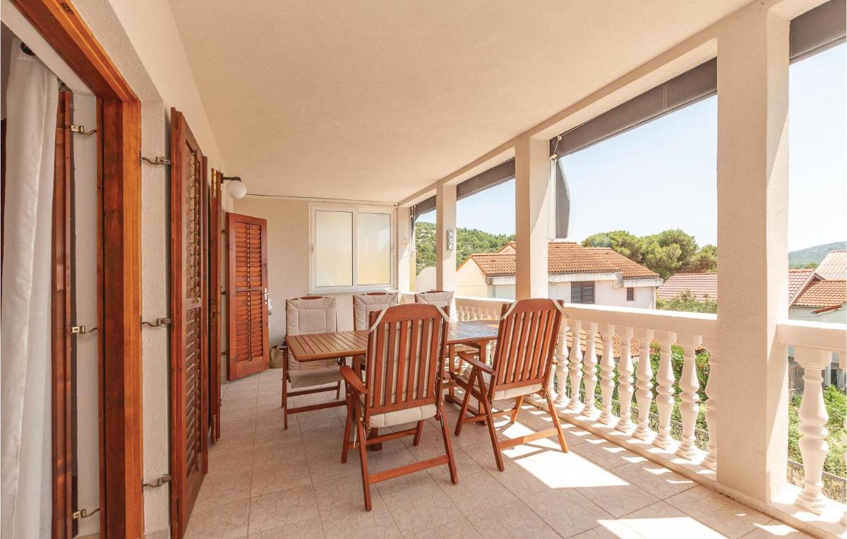 Two-Bedroom Apartment In Pirovac - Housity