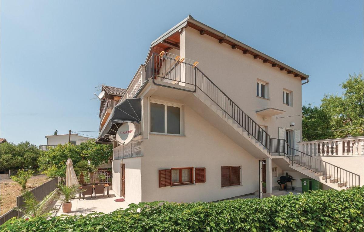 Two-Bedroom Apartment In Pirovac - Housity