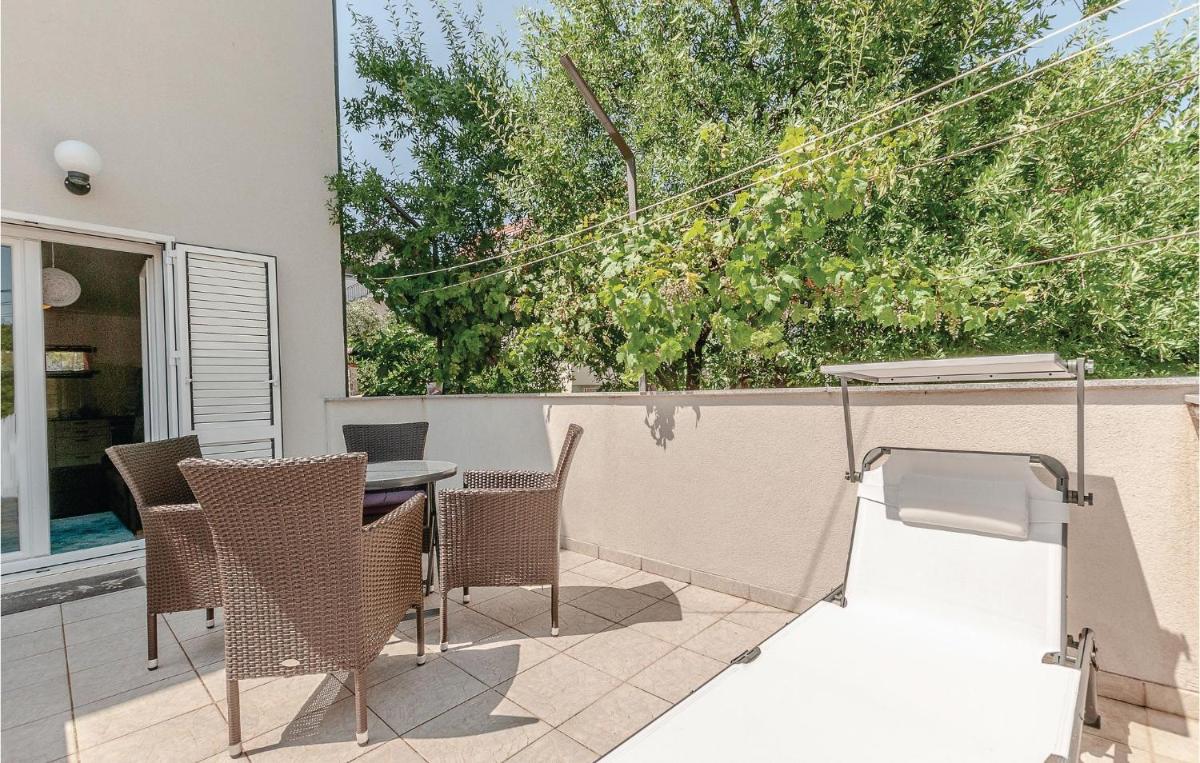 Two-Bedroom Apartment In Pirovac - Housity