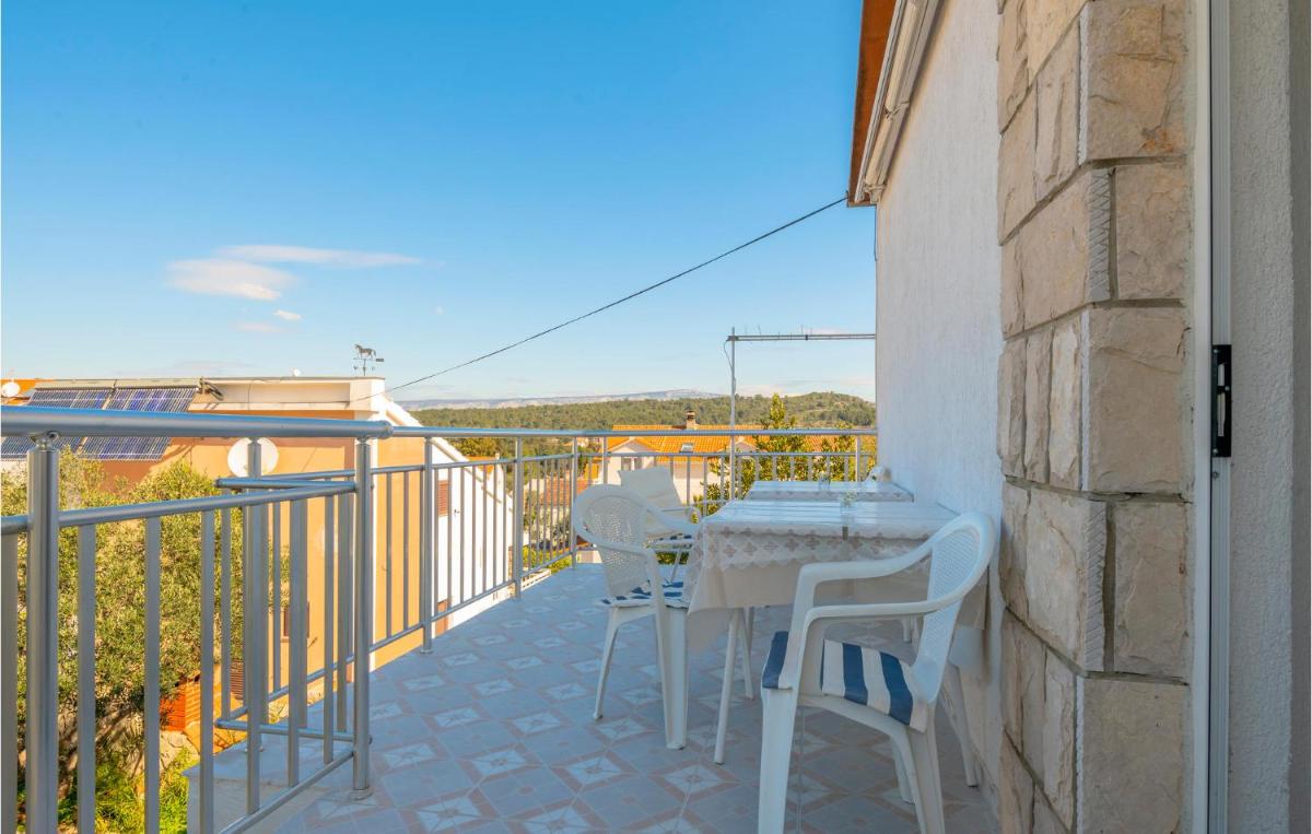 Apartment Ivanje Gomile Bb I - Housity
