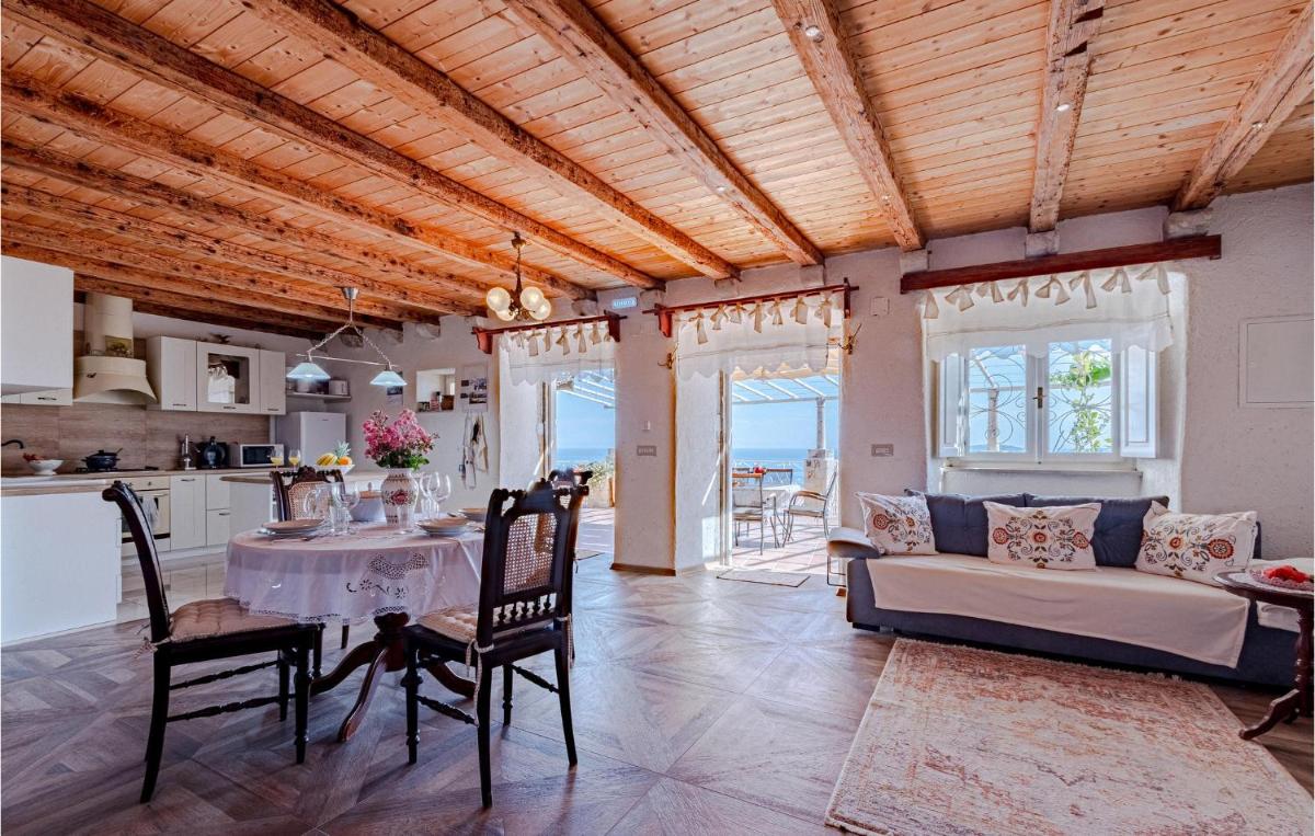 Two-Bedroom Holiday Home In Mokalo - Housity