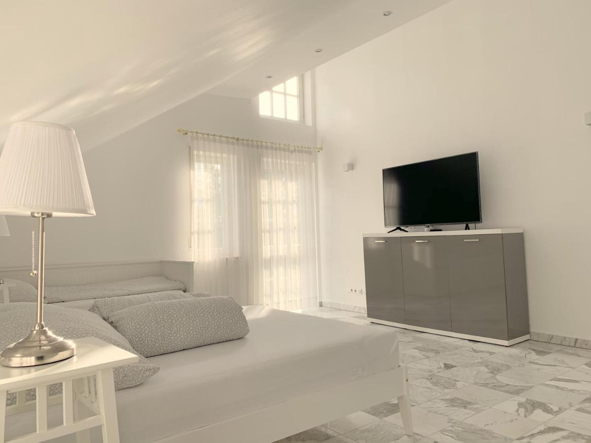 F10 APARTMENTS Roth - Housity
