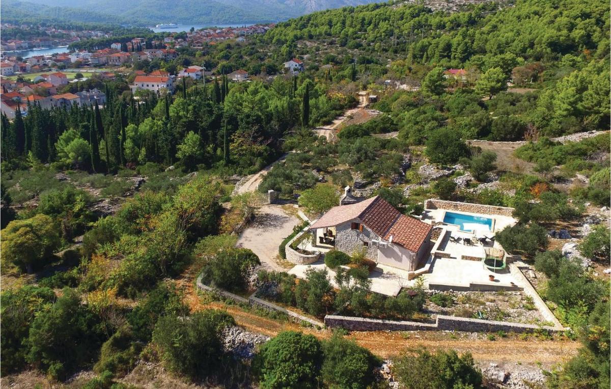Nice Home In Stari Grad With 2 Bedrooms, Wifi And Private Swimming Pool - Housity