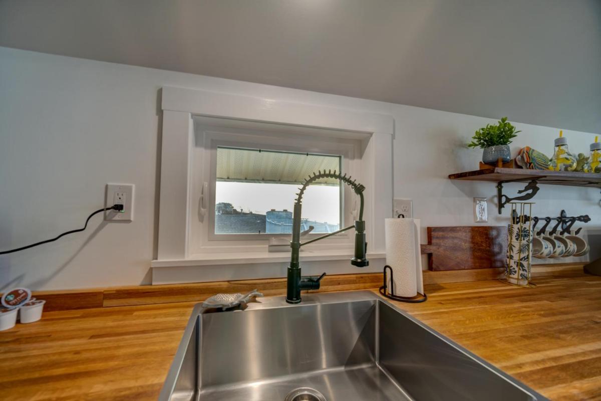 Waterfront Escape-Breweries, Vineyards n' Sunsets - Housity