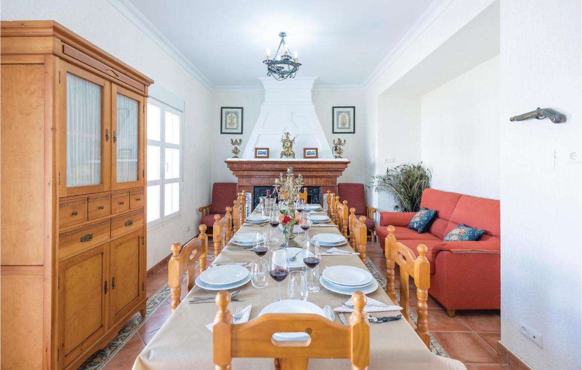 6 Bedroom Cozy Home In Huelva - Housity