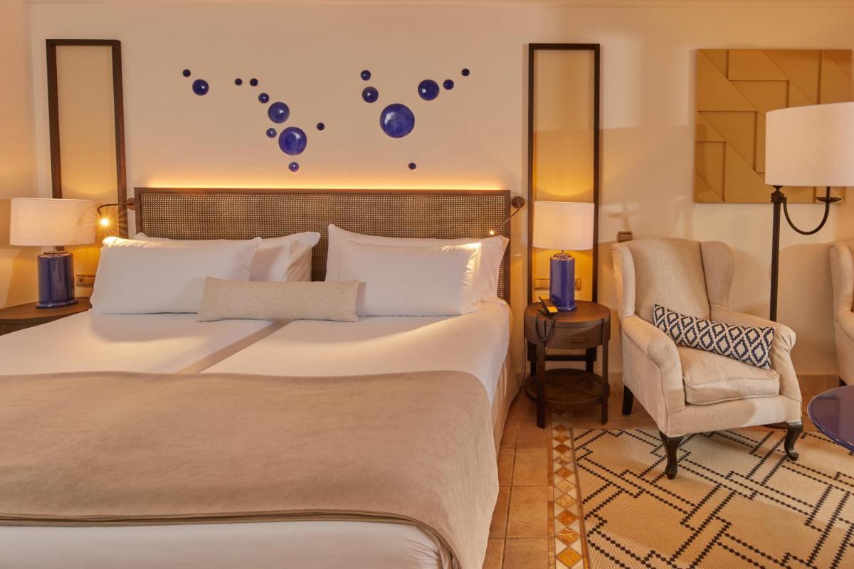 Cama o camas de una habitación en Secrets Bahía Real Resort & Spa Adults only