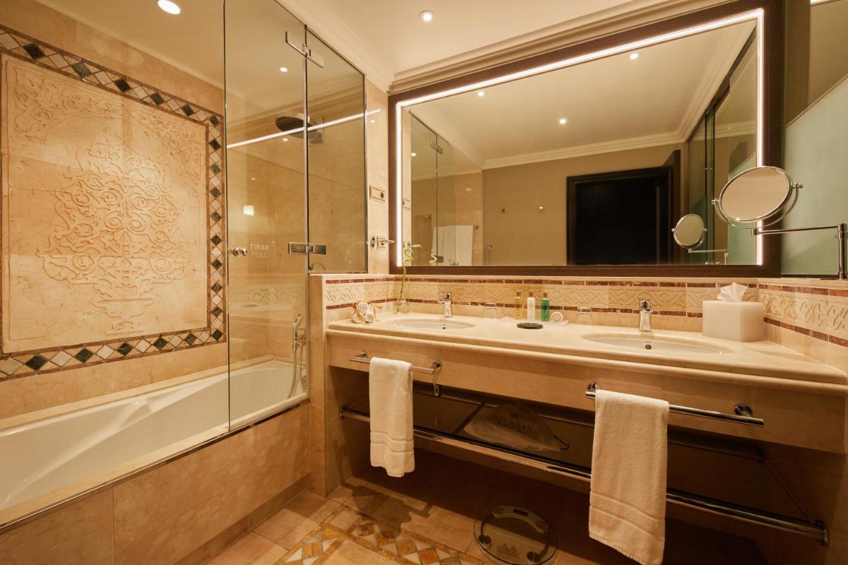 Un baño de Secrets Bahía Real Resort & Spa Adults only