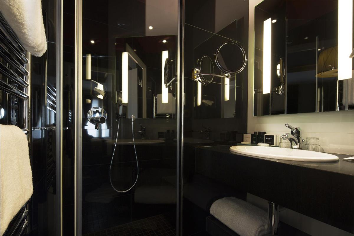 Salle de bains dans l'établissement Le Belmont Paris