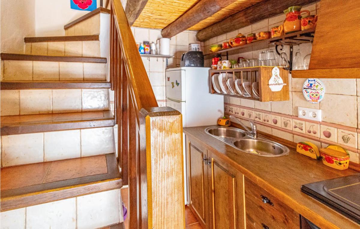 Amazing Home In Cómpeta With Kitchen - Housity