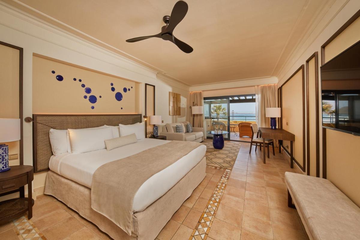Cama o camas de una habitación en Secrets Bahía Real Resort & Spa Adults only