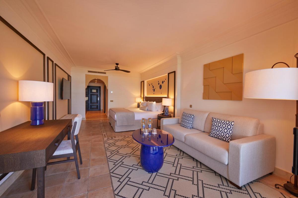 Zona de estar de Secrets Bahía Real Resort & Spa Adults only