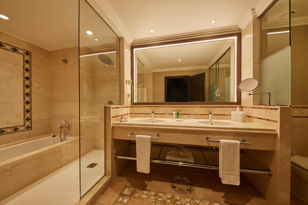 Un baño de Secrets Bahía Real Resort & Spa Adults only