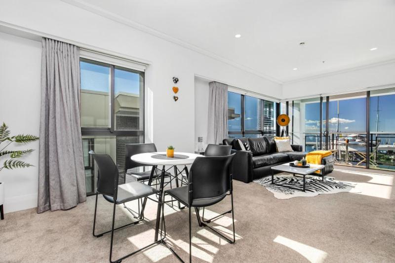 Auckland Viaduct Chic Luxury Waterfront Views! - Housity