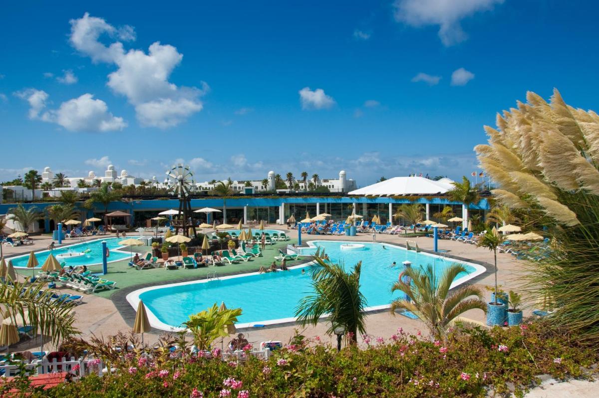 una vista de la piscina del resort en Relaxia Lanzasur Club - Aqualava Water Park, en Playa Blanca