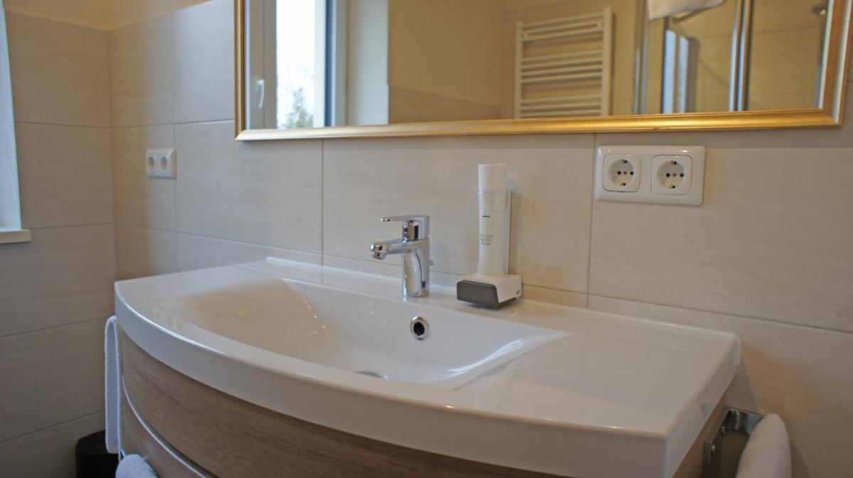 Hotel Heimfeld Restaurant Cafe - Housity