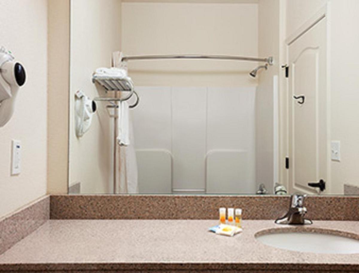 Days Inn & Suites by Wyndham Columbus NE - Housity