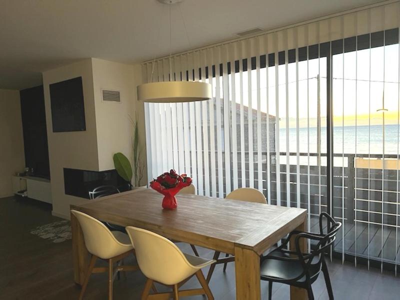 Haut de villa avec piscine au bord de la mer - Housity
