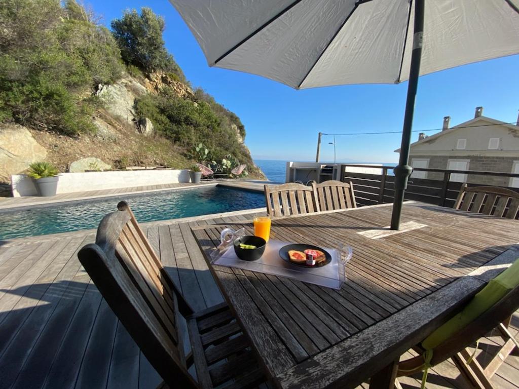 Haut de villa avec piscine au bord de la mer - Housity