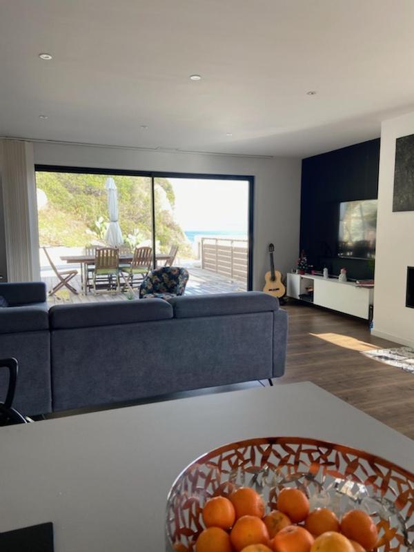 Haut de villa avec piscine au bord de la mer - Housity